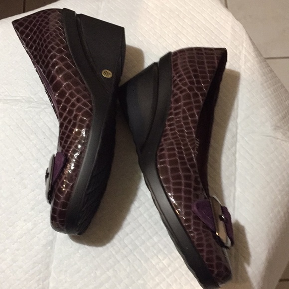 Shoes - Picture 2 of 3